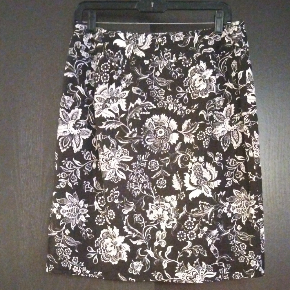LOFT Black and White Floral Pencil Skirt - Picture 4 of 4